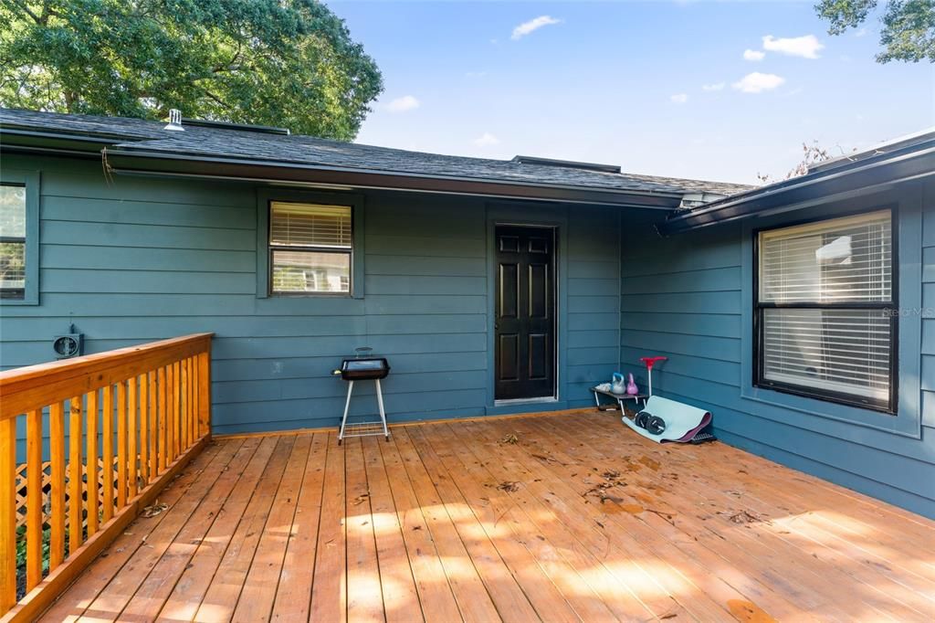 待售: $310,000 (4 贝兹, 1 浴室, 1703 平方英尺)