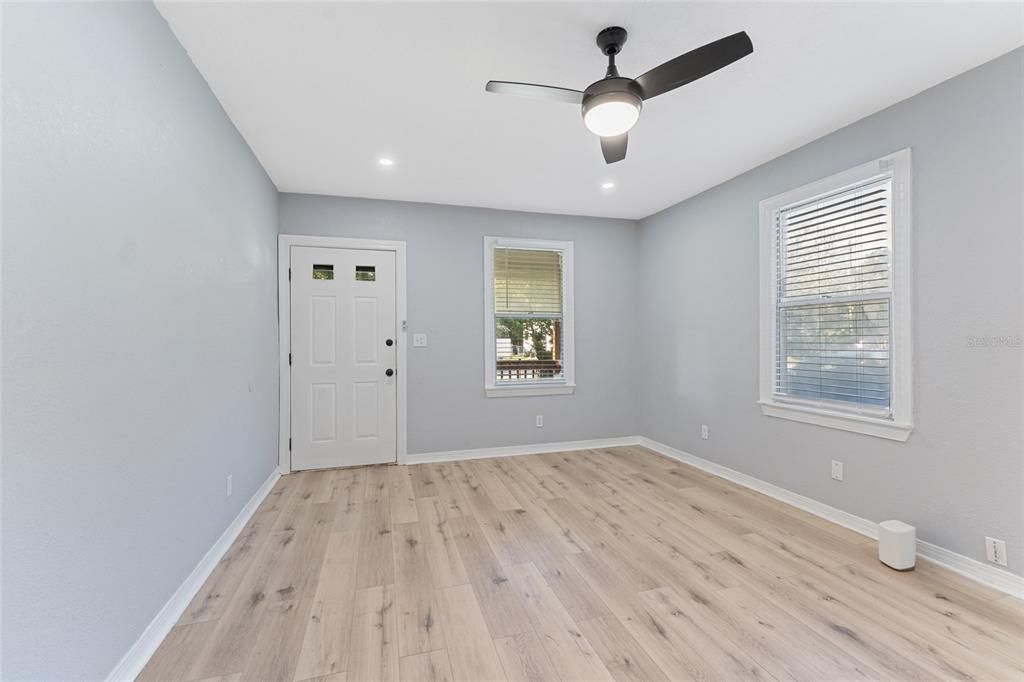 待售: $310,000 (4 贝兹, 1 浴室, 1703 平方英尺)