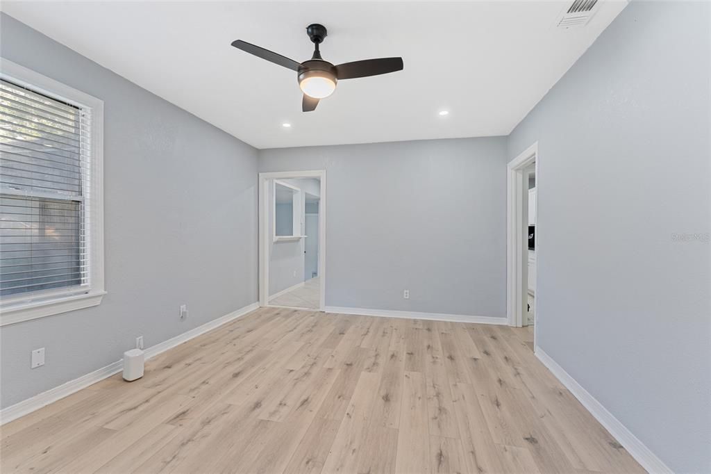 待售: $310,000 (4 贝兹, 1 浴室, 1703 平方英尺)