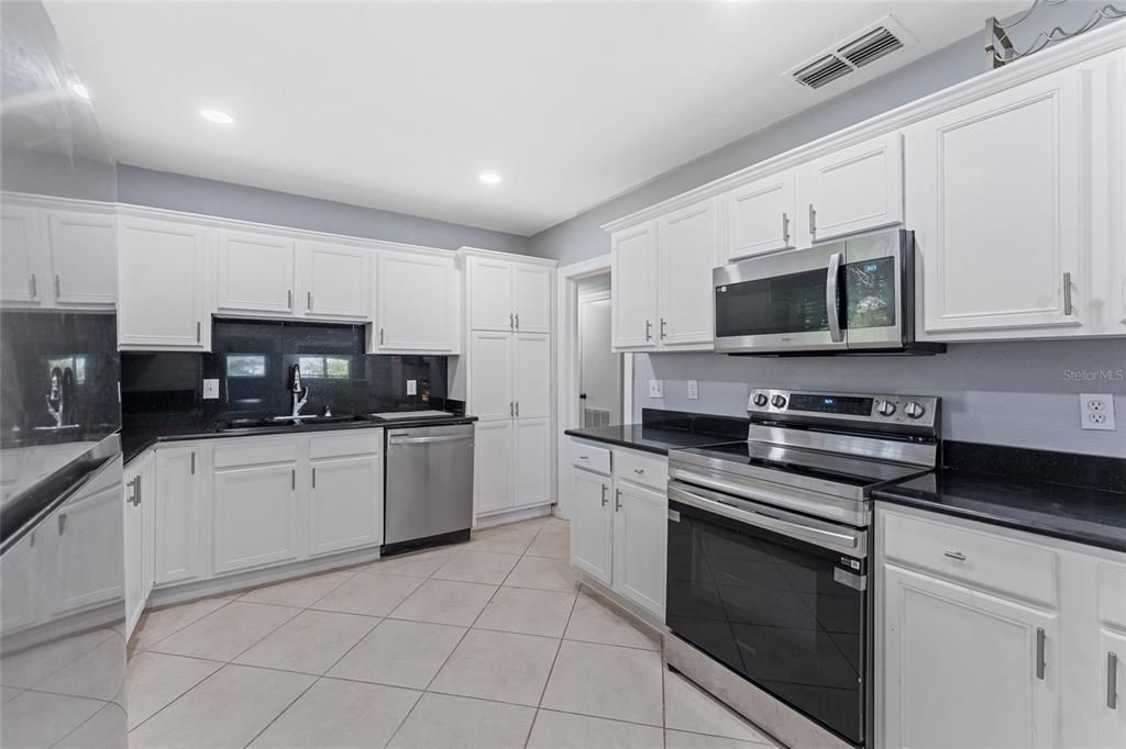 待售: $310,000 (4 贝兹, 1 浴室, 1703 平方英尺)