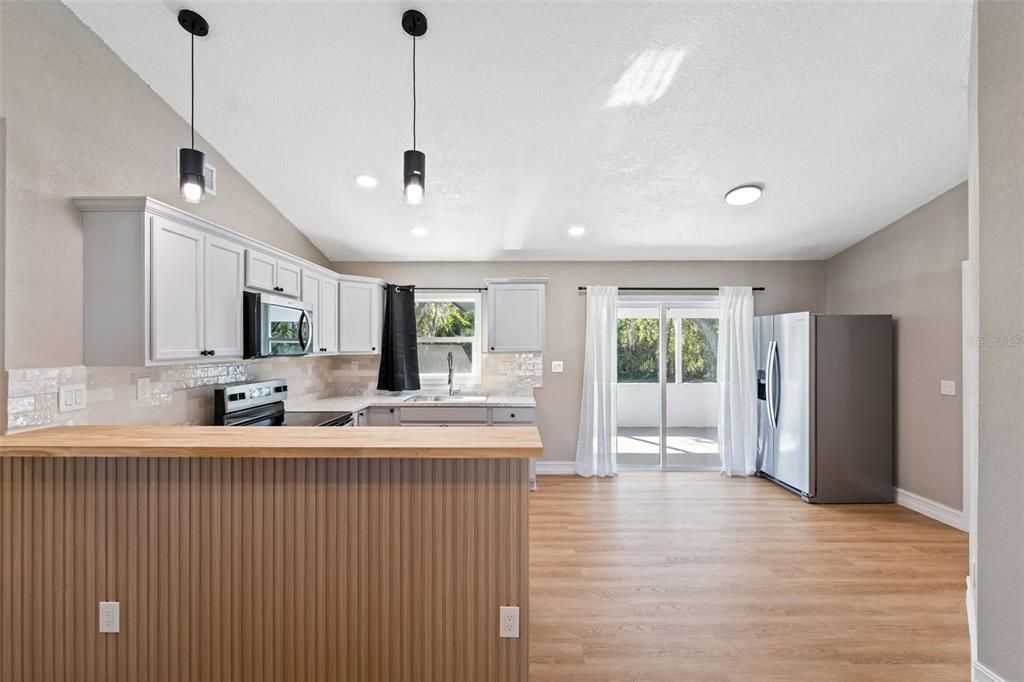 Active With Contract: $265,000 (3 beds, 2 baths, 1067 Square Feet)