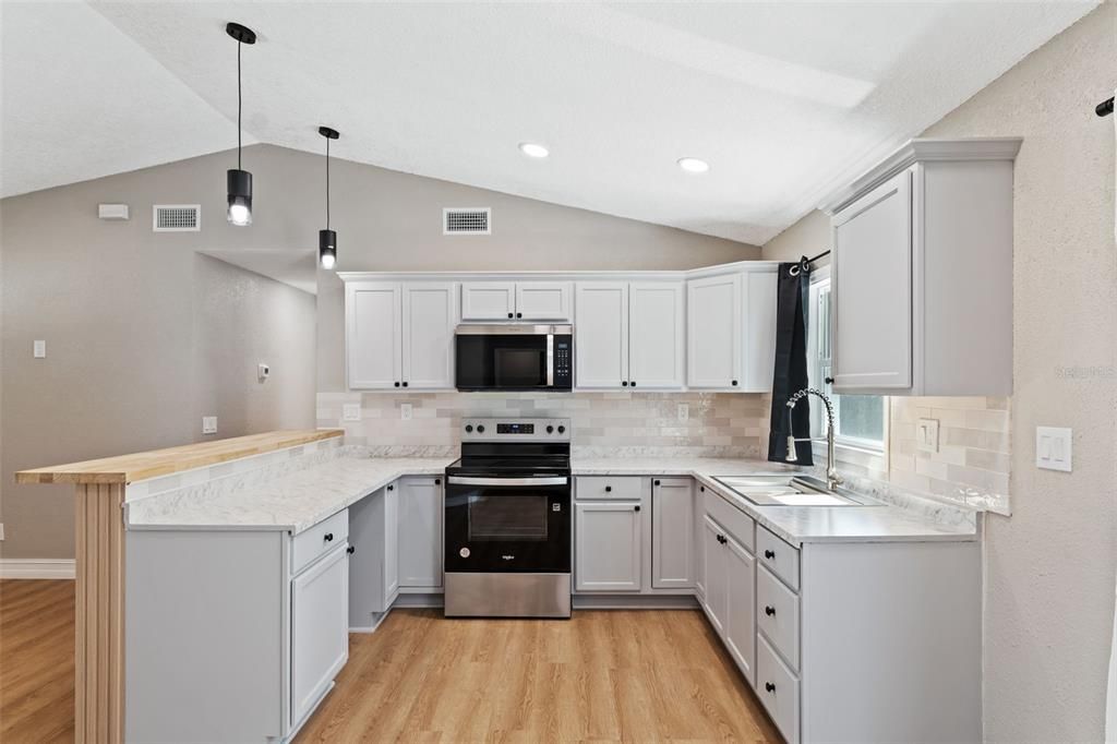 Active With Contract: $265,000 (3 beds, 2 baths, 1067 Square Feet)