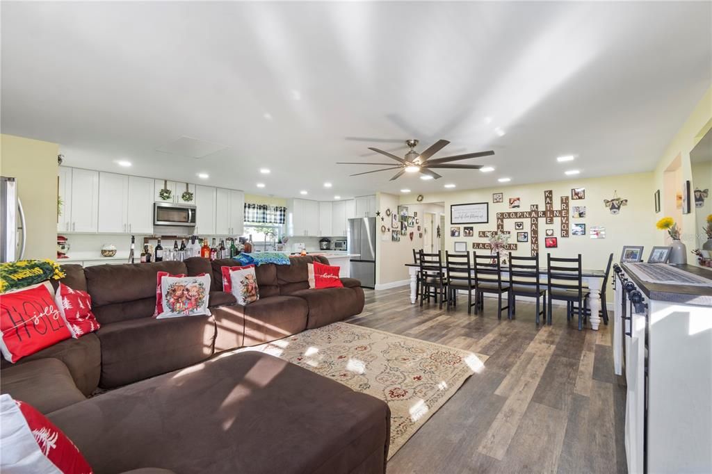 En Venta: $885,000 (3 camas, 3 baños, 2194 Pies cuadrados)