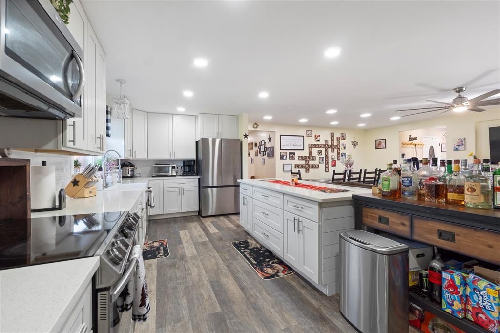 En Venta: $885,000 (3 camas, 3 baños, 2194 Pies cuadrados)