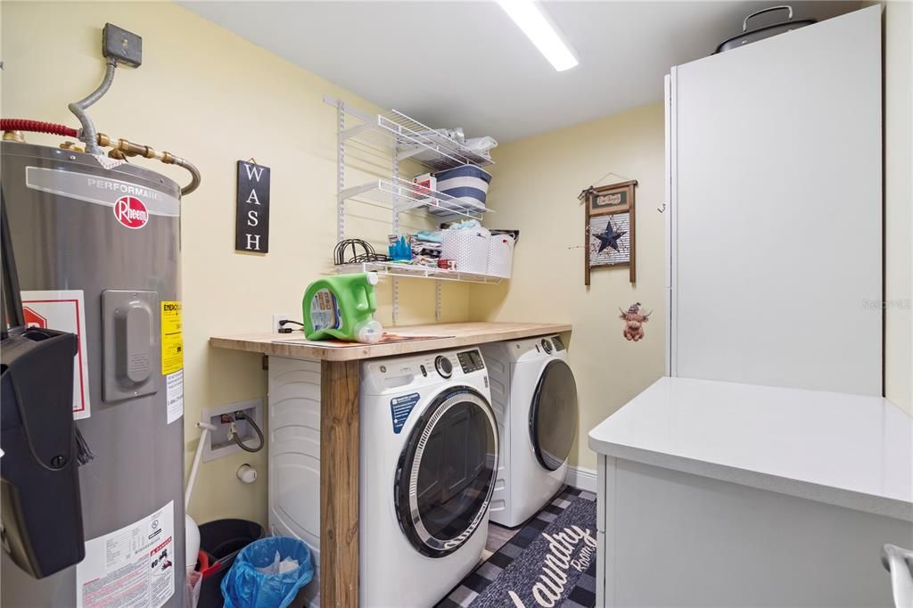 En Venta: $885,000 (3 camas, 3 baños, 2194 Pies cuadrados)