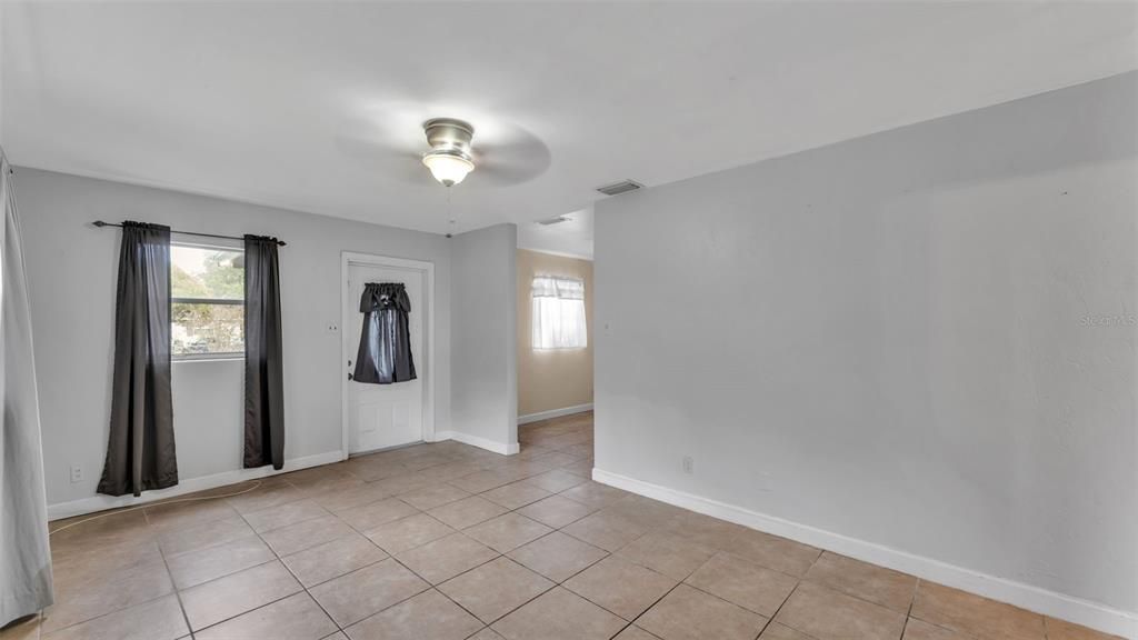 合同活跃: $159,000 (3 贝兹, 1 浴室, 840 平方英尺)