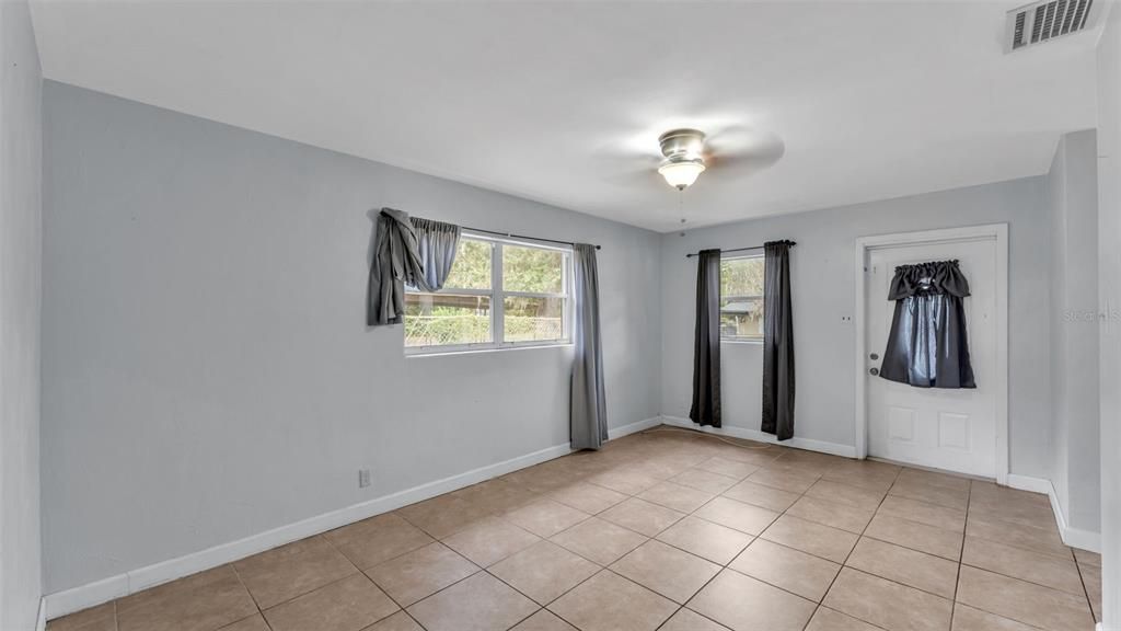 合同活跃: $159,000 (3 贝兹, 1 浴室, 840 平方英尺)