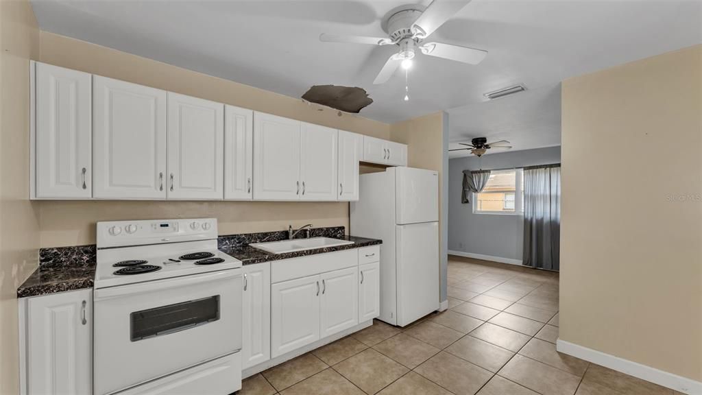 合同活跃: $159,000 (3 贝兹, 1 浴室, 840 平方英尺)