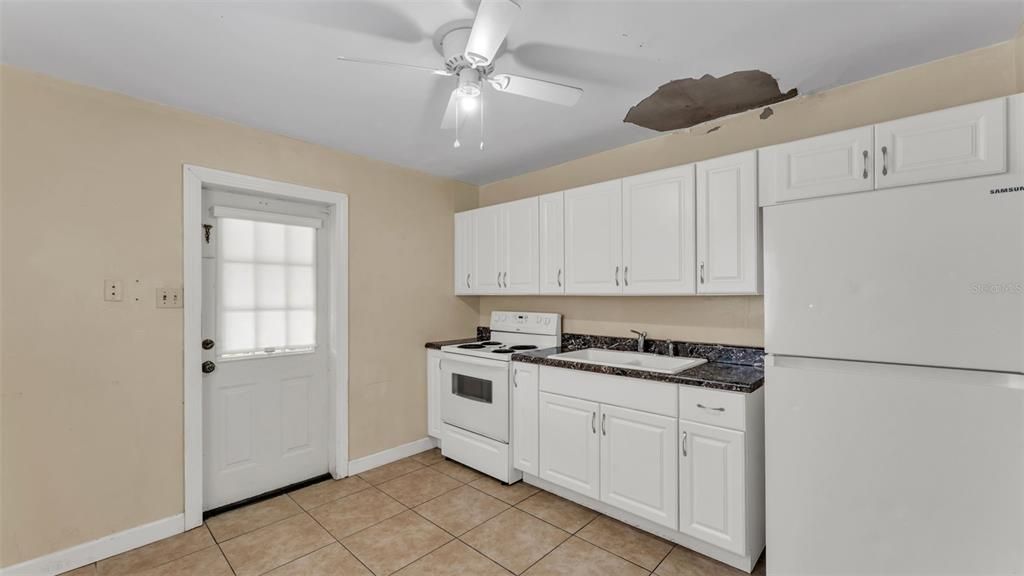 合同活跃: $159,000 (3 贝兹, 1 浴室, 840 平方英尺)