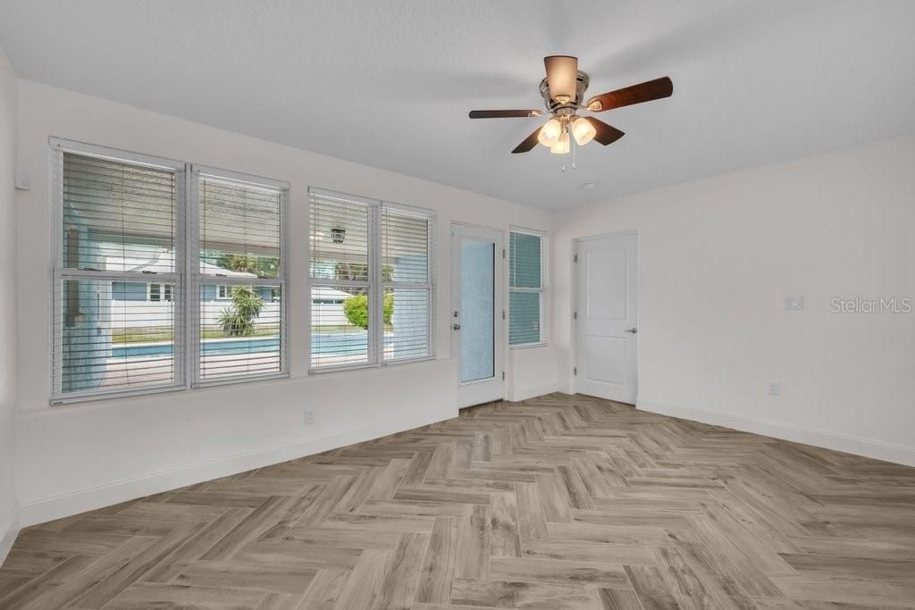 Activo con contrato: $575,000 (3 camas, 2 baños, 1910 Pies cuadrados)