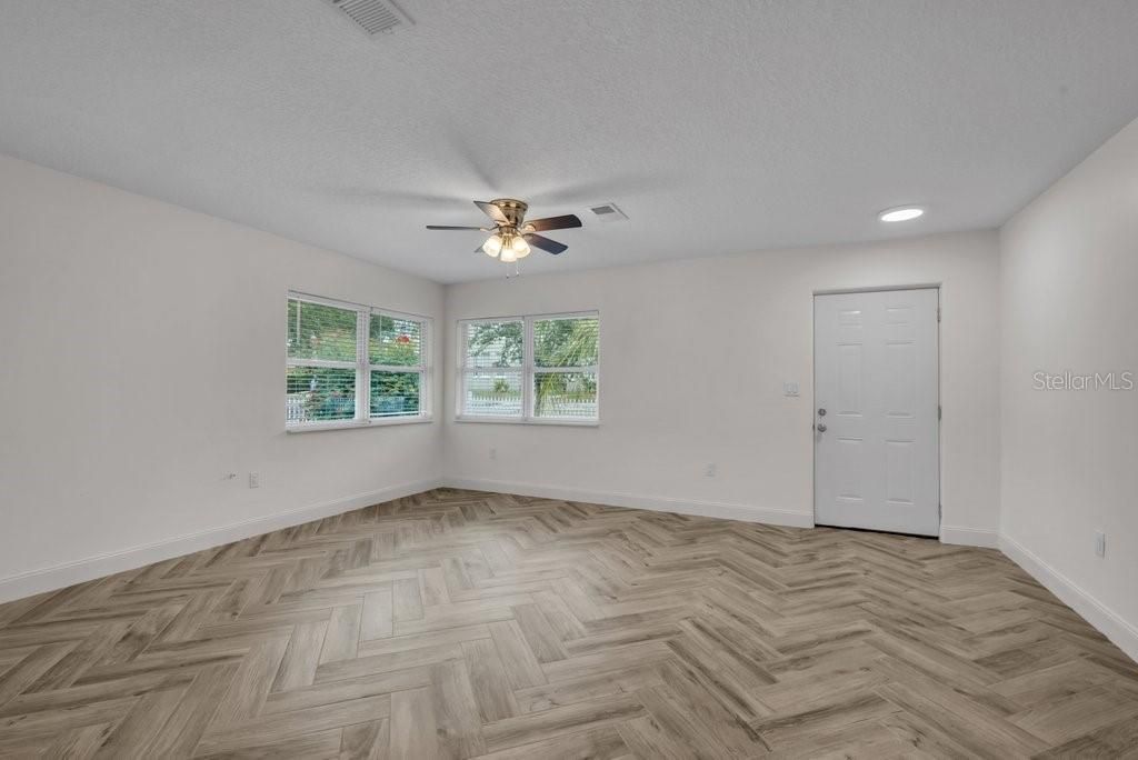 Activo con contrato: $575,000 (3 camas, 2 baños, 1910 Pies cuadrados)