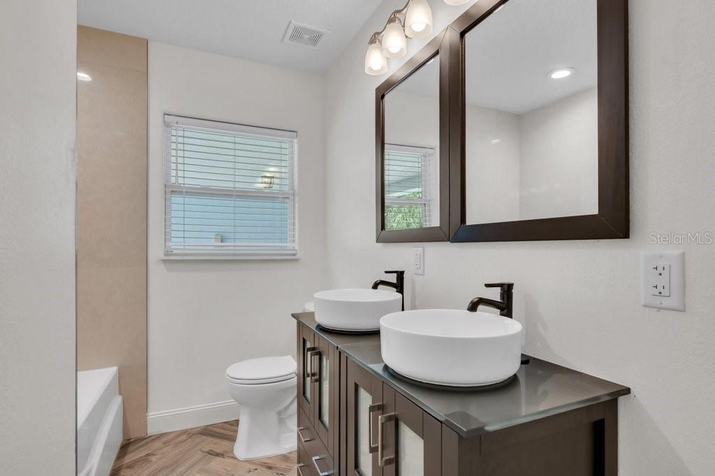 Activo con contrato: $575,000 (3 camas, 2 baños, 1910 Pies cuadrados)