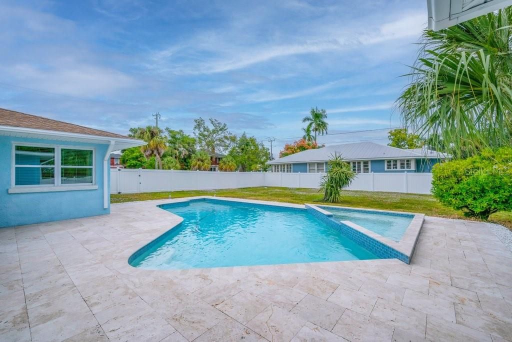 Activo con contrato: $575,000 (3 camas, 2 baños, 1910 Pies cuadrados)