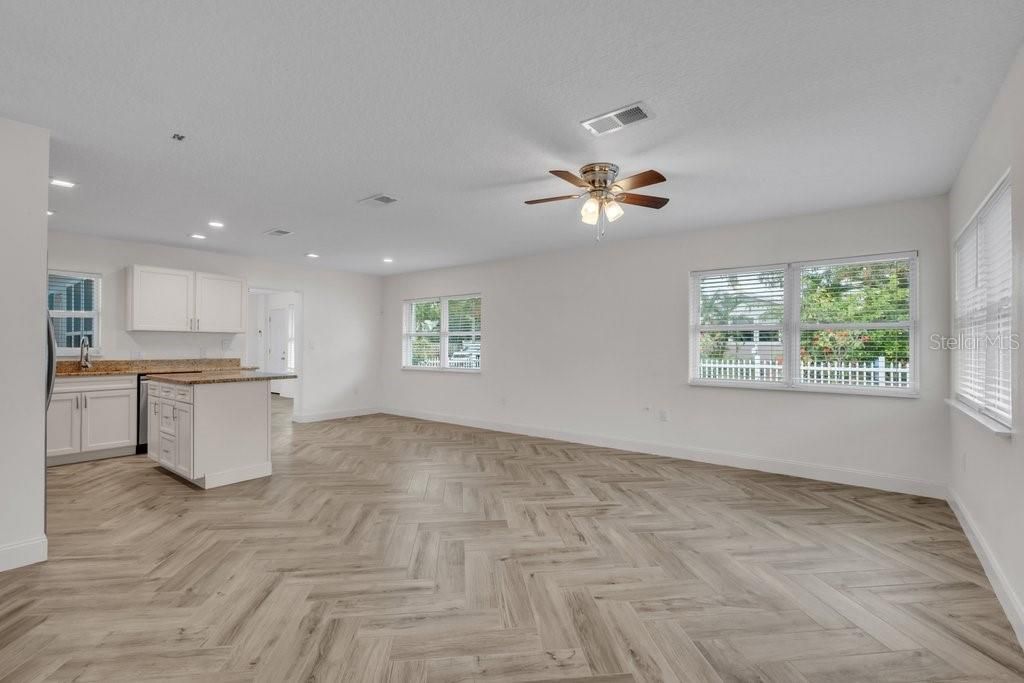 Activo con contrato: $575,000 (3 camas, 2 baños, 1910 Pies cuadrados)