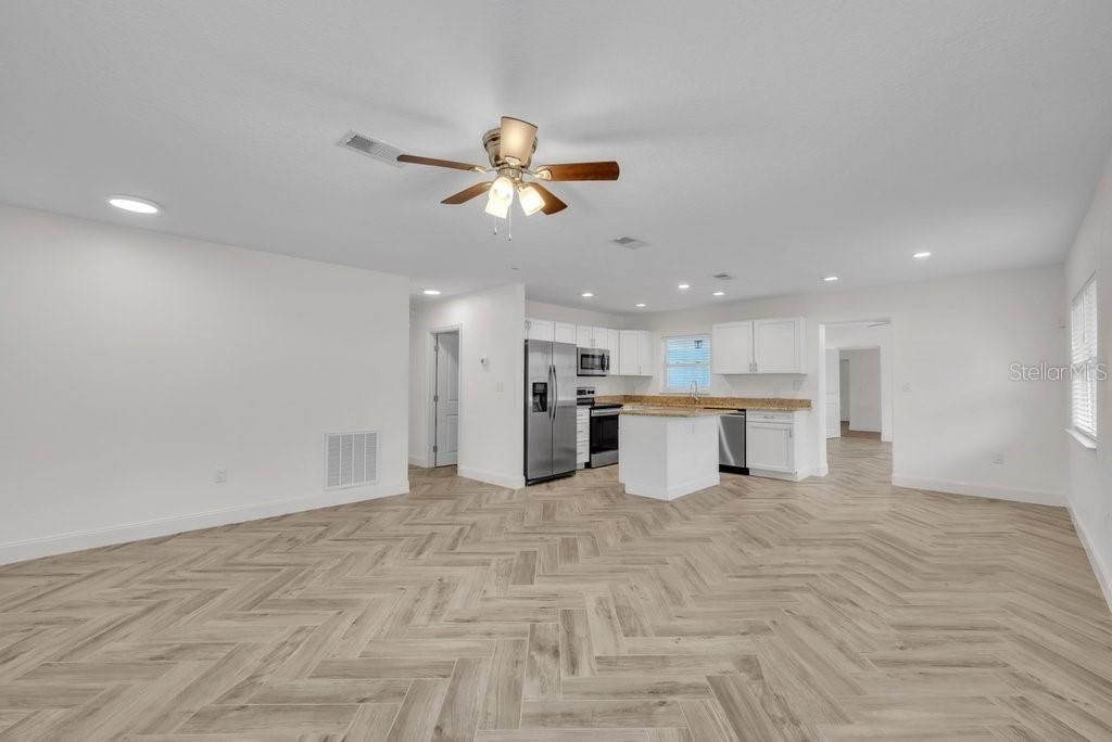 Activo con contrato: $575,000 (3 camas, 2 baños, 1910 Pies cuadrados)