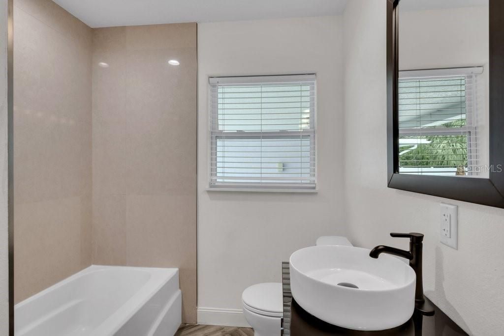 Activo con contrato: $575,000 (3 camas, 2 baños, 1910 Pies cuadrados)