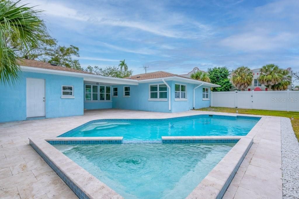 Activo con contrato: $575,000 (3 camas, 2 baños, 1910 Pies cuadrados)