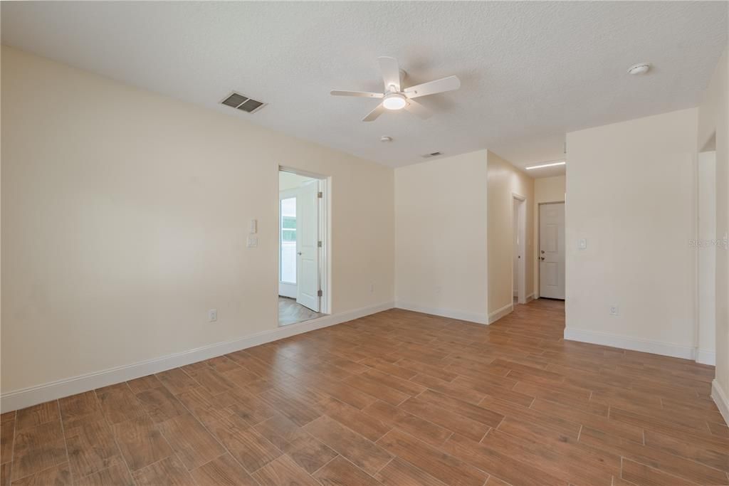 Activo con contrato: $575,000 (3 camas, 2 baños, 1910 Pies cuadrados)