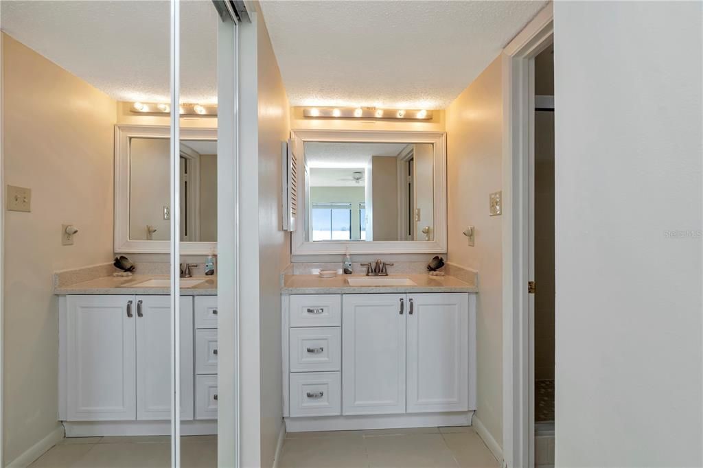 For Sale: $349,900 (2 beds, 2 baths, 1065 Square Feet)