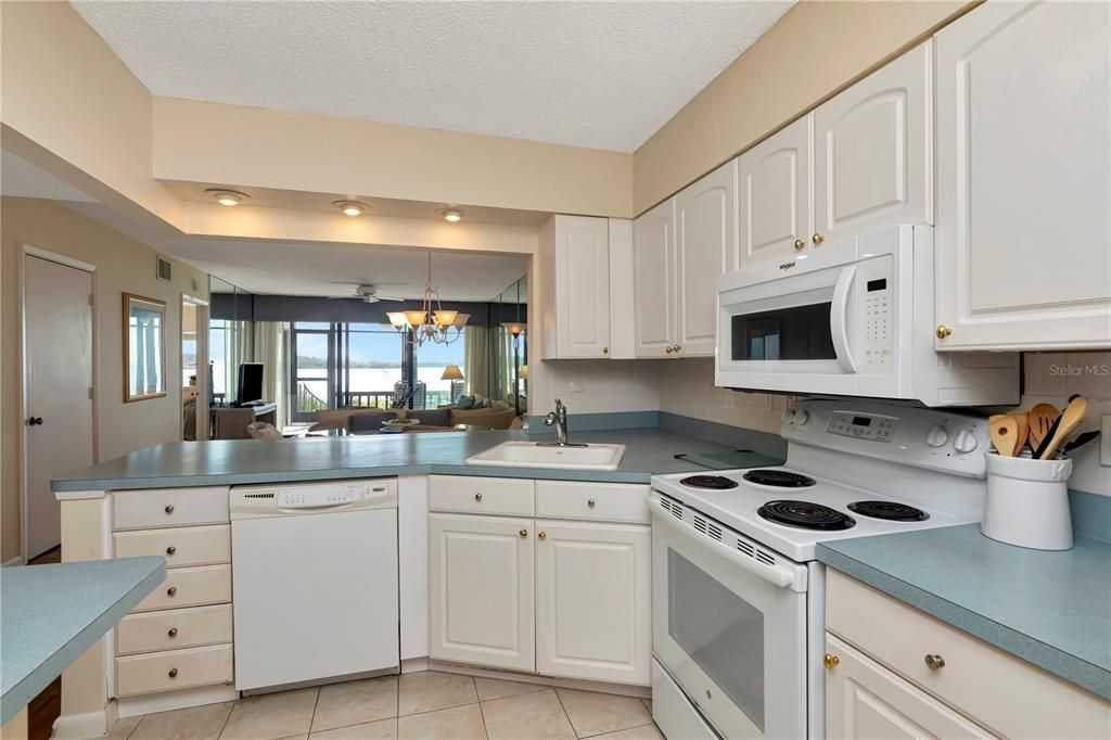 For Sale: $349,900 (2 beds, 2 baths, 1065 Square Feet)