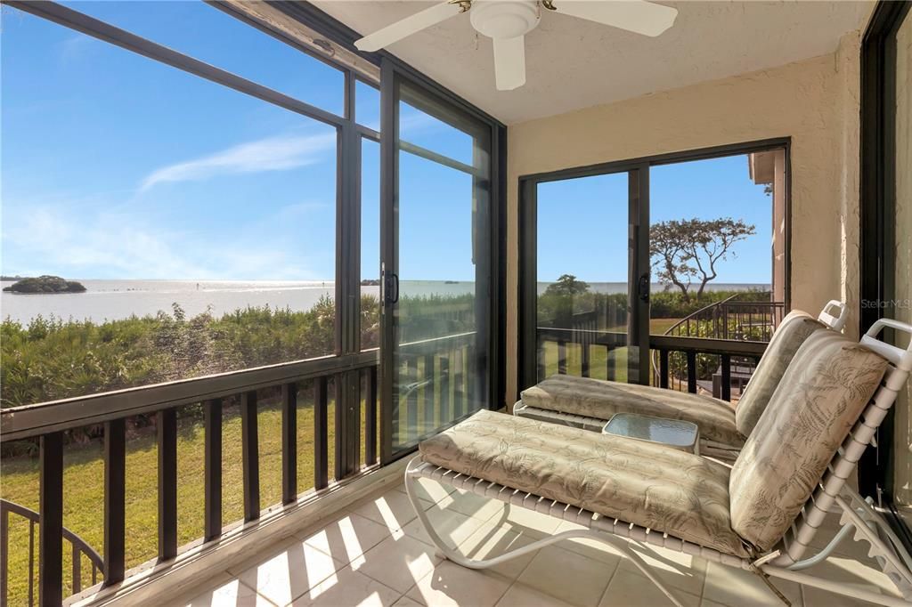 For Sale: $349,900 (2 beds, 2 baths, 1065 Square Feet)