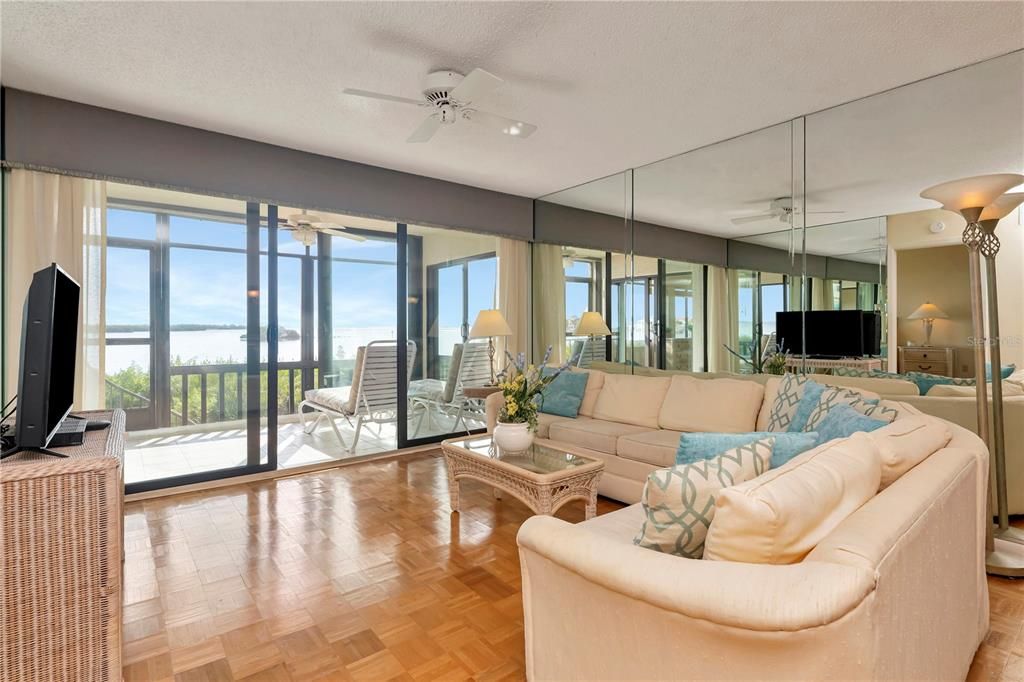 For Sale: $349,900 (2 beds, 2 baths, 1065 Square Feet)