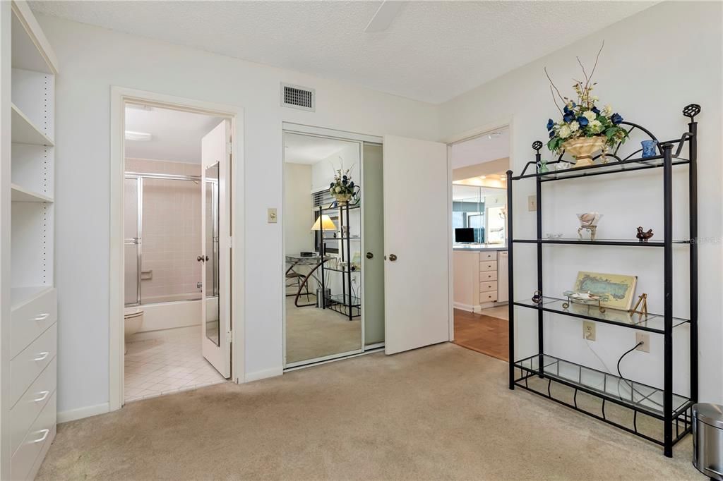 For Sale: $349,900 (2 beds, 2 baths, 1065 Square Feet)