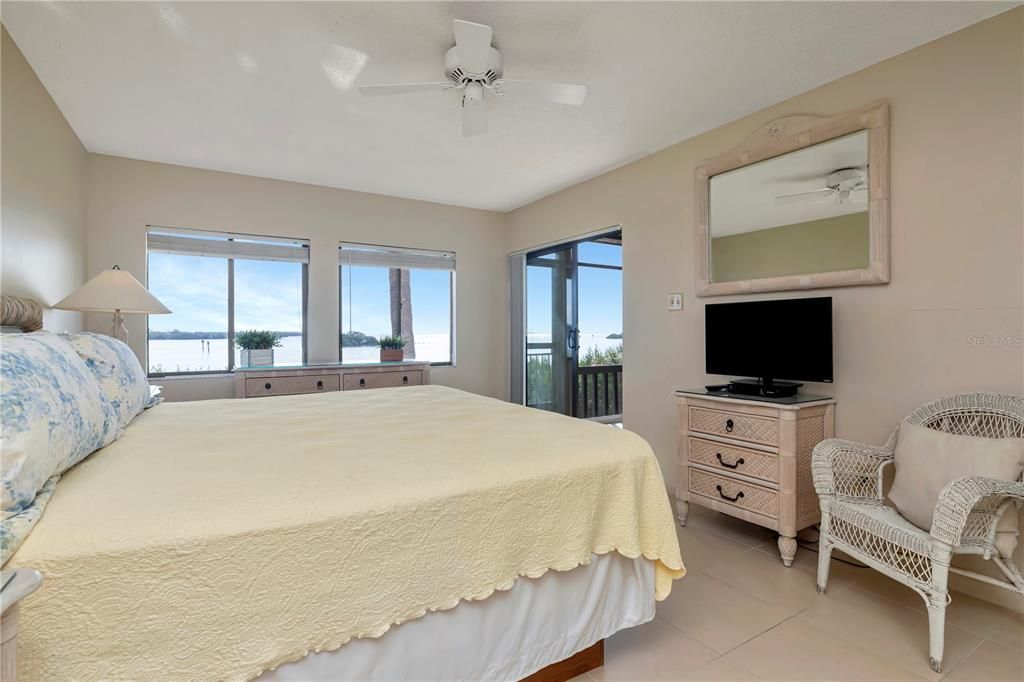 For Sale: $349,900 (2 beds, 2 baths, 1065 Square Feet)