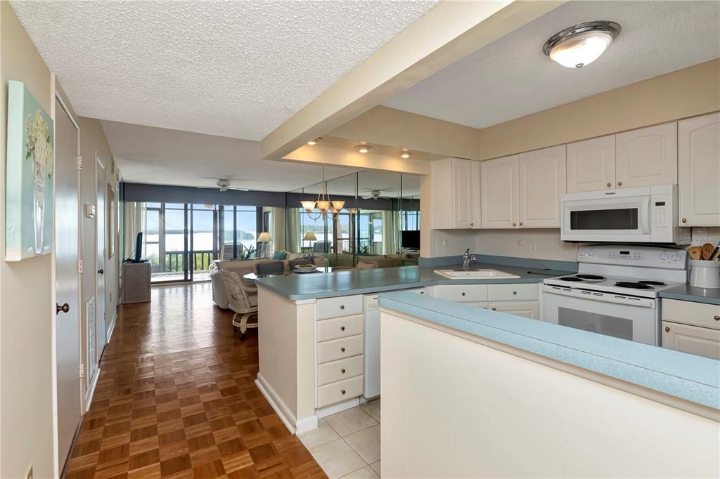 For Sale: $349,900 (2 beds, 2 baths, 1065 Square Feet)