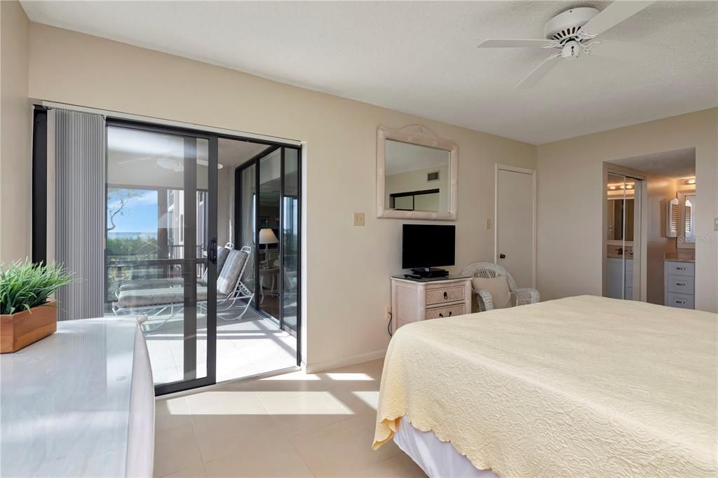 For Sale: $349,900 (2 beds, 2 baths, 1065 Square Feet)