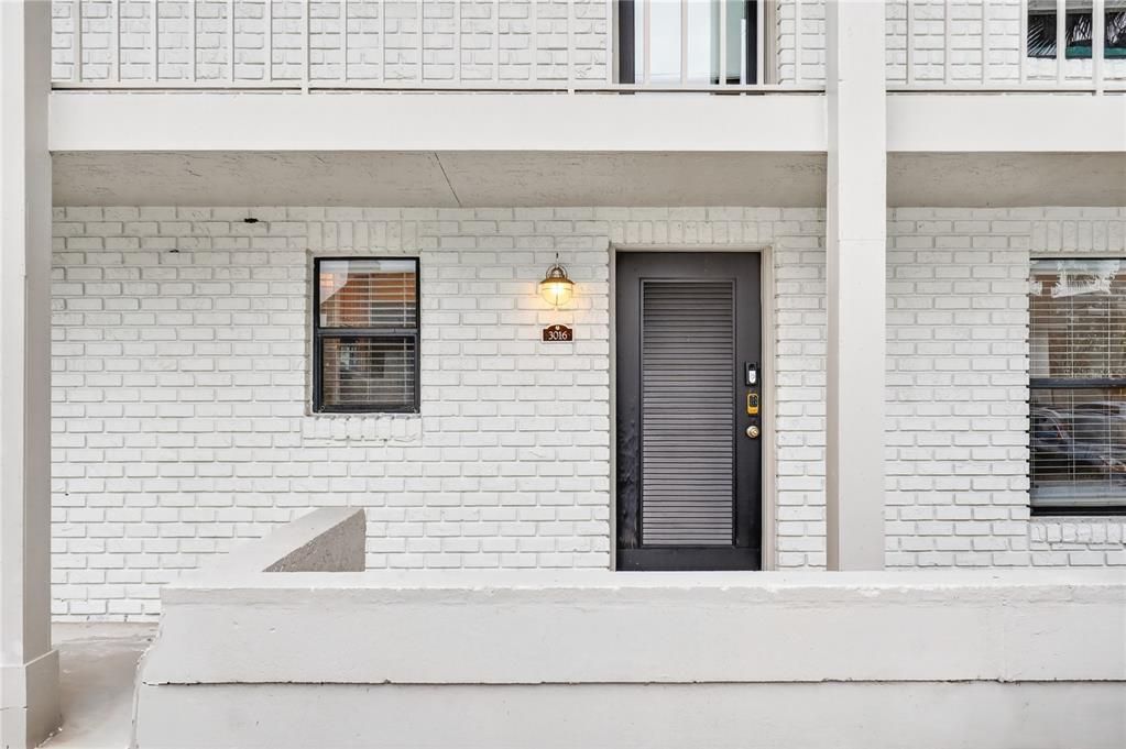 For Sale: $289,999 (2 beds, 2 baths, 890 Square Feet)