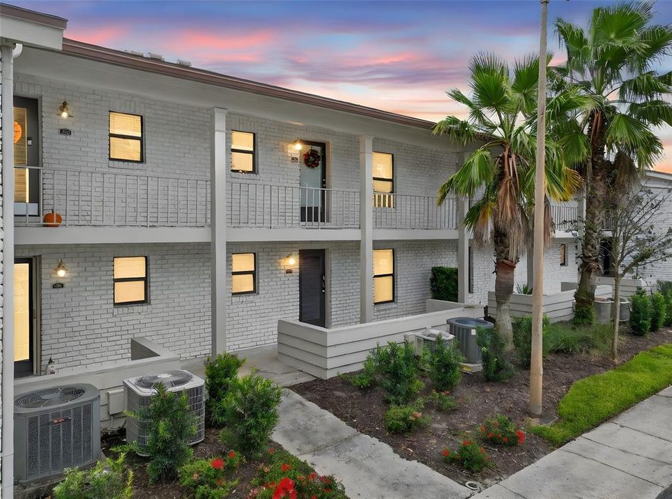 For Sale: $289,999 (2 beds, 2 baths, 890 Square Feet)