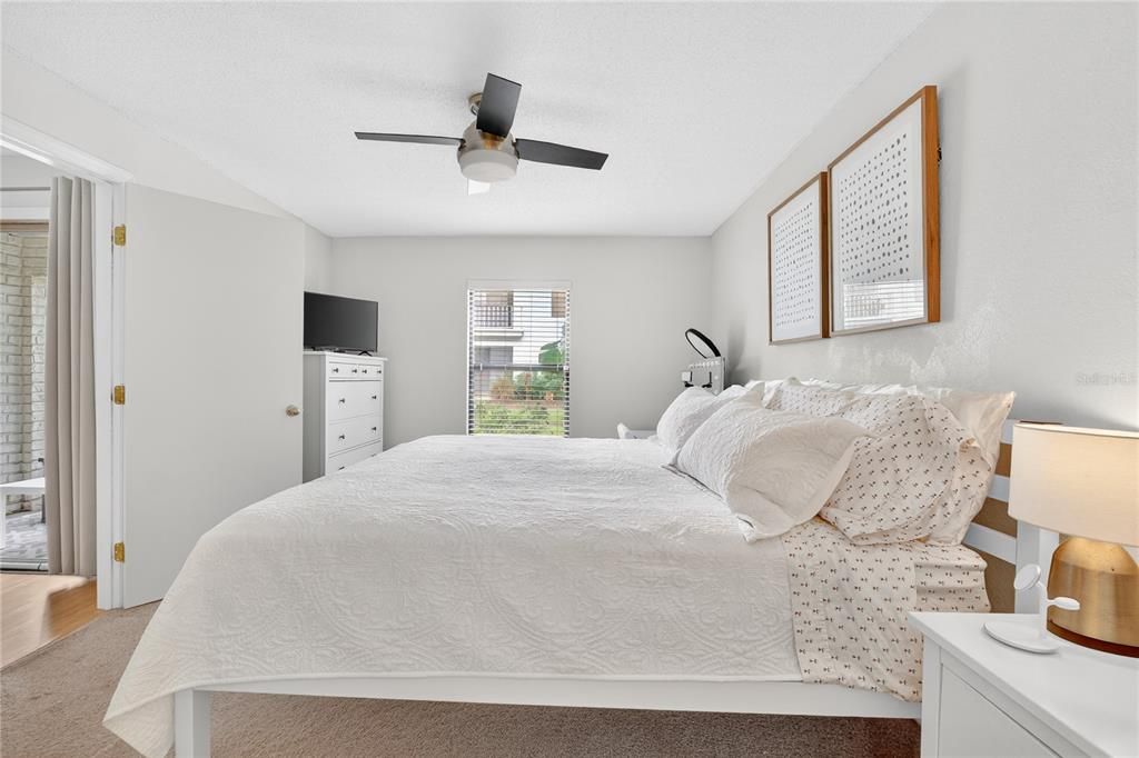 For Sale: $289,999 (2 beds, 2 baths, 890 Square Feet)