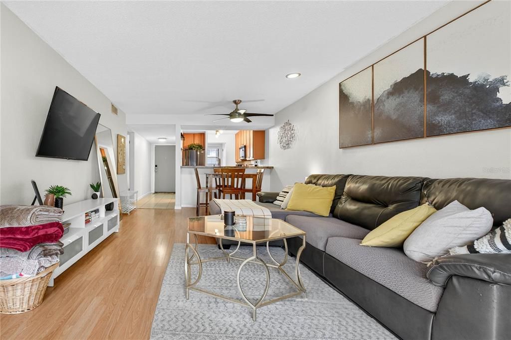 For Sale: $289,999 (2 beds, 2 baths, 890 Square Feet)