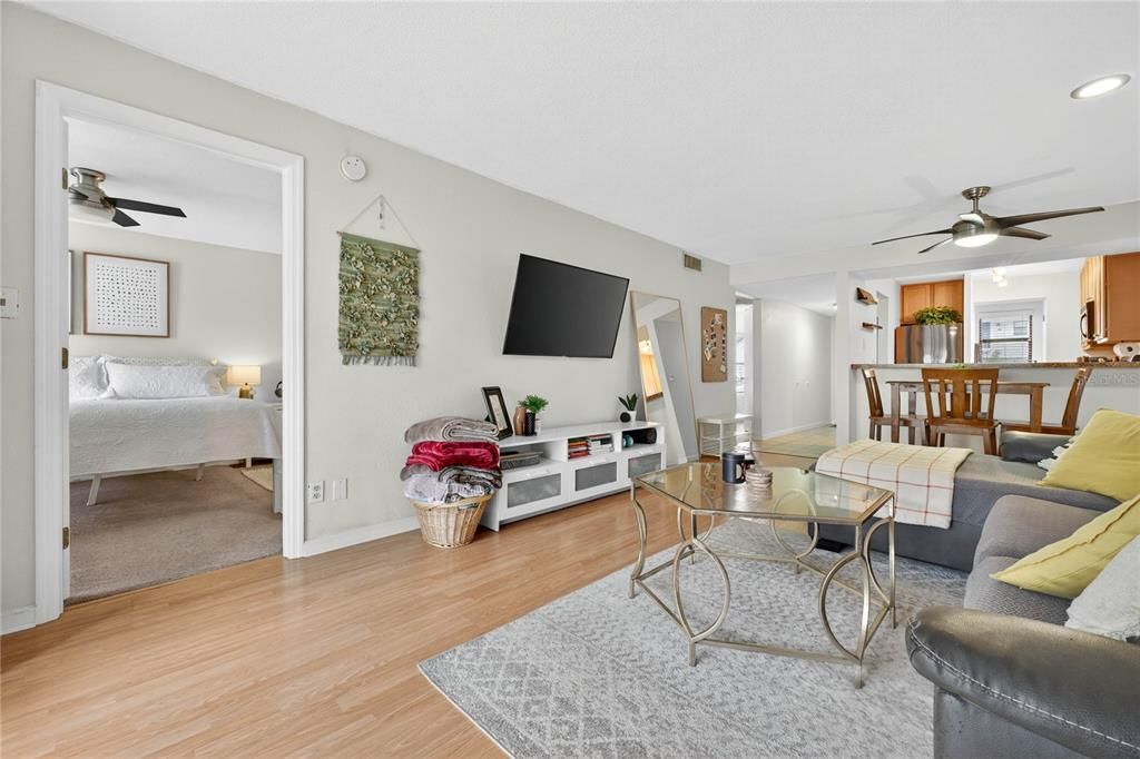 For Sale: $289,999 (2 beds, 2 baths, 890 Square Feet)