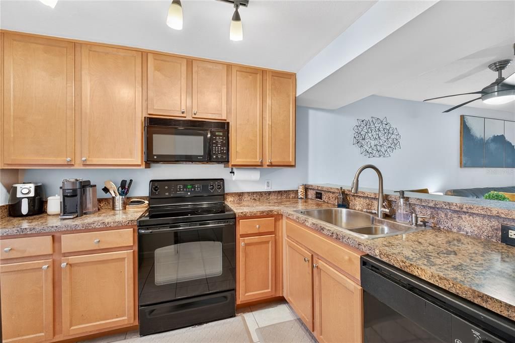 For Sale: $289,999 (2 beds, 2 baths, 890 Square Feet)