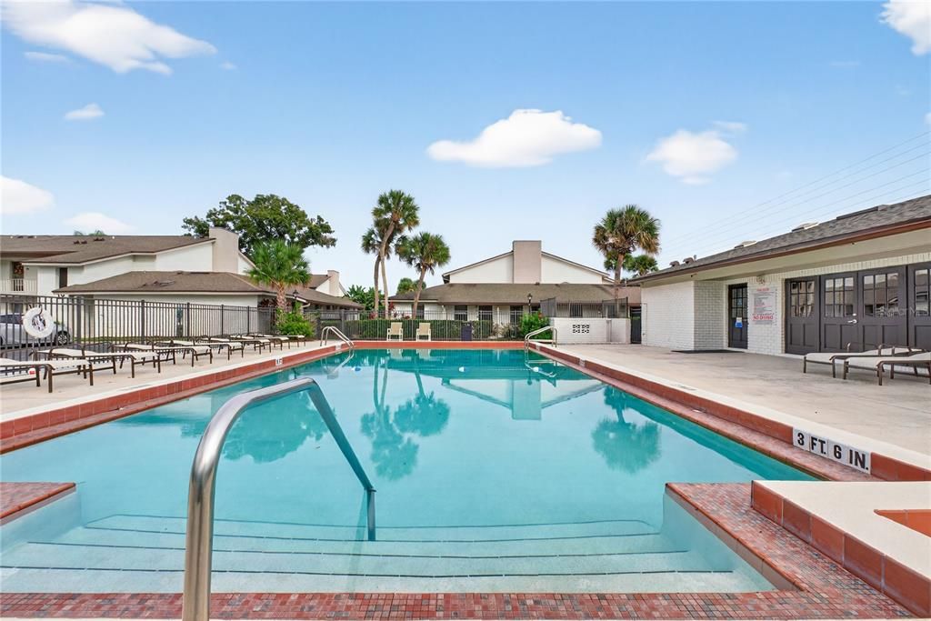 For Sale: $289,999 (2 beds, 2 baths, 890 Square Feet)