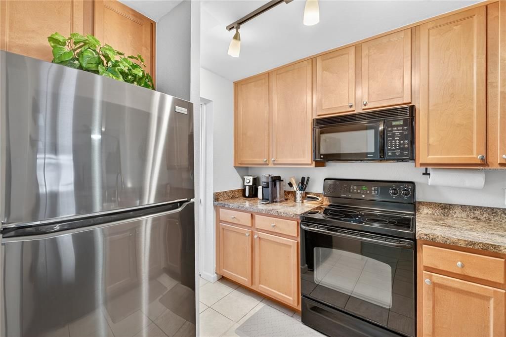 For Sale: $289,999 (2 beds, 2 baths, 890 Square Feet)