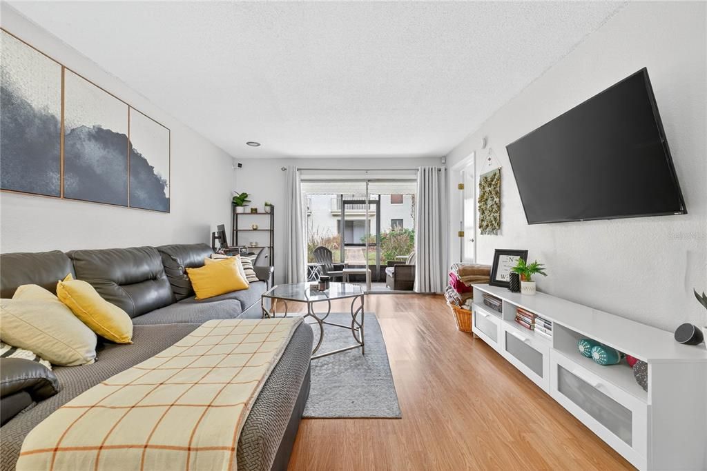 For Sale: $289,999 (2 beds, 2 baths, 890 Square Feet)