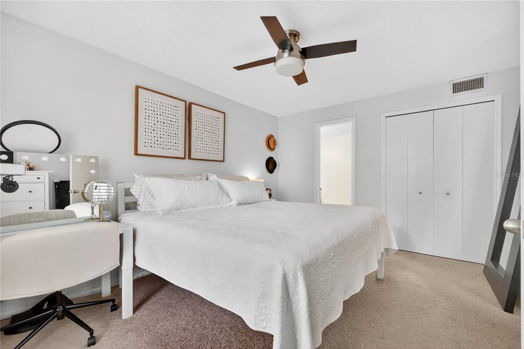 For Sale: $289,999 (2 beds, 2 baths, 890 Square Feet)