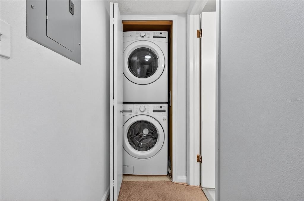 For Sale: $289,999 (2 beds, 2 baths, 890 Square Feet)