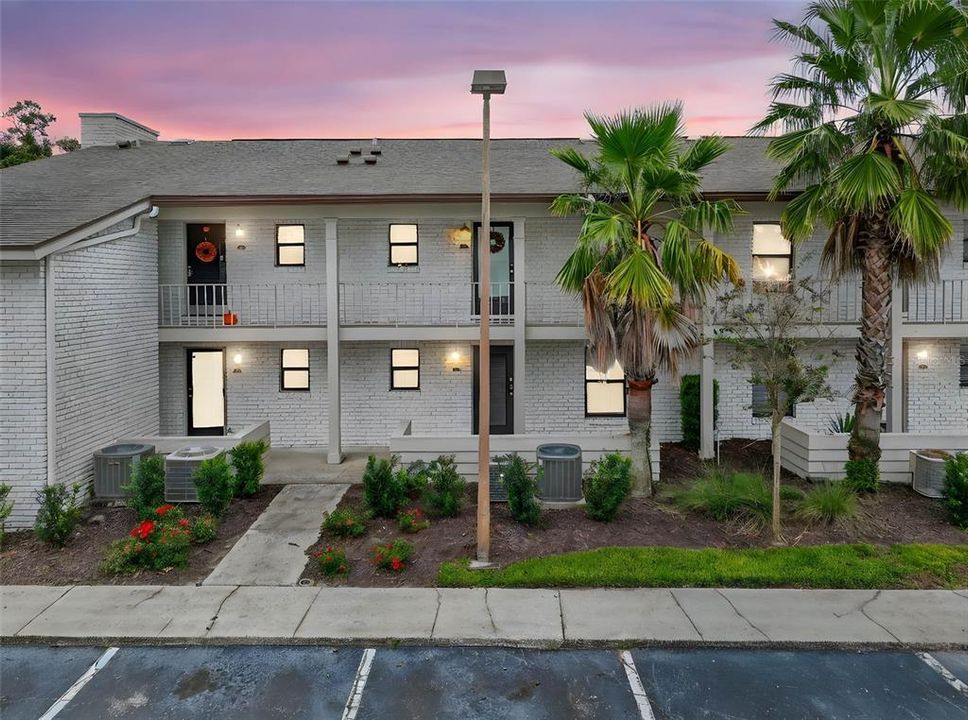 For Sale: $289,999 (2 beds, 2 baths, 890 Square Feet)