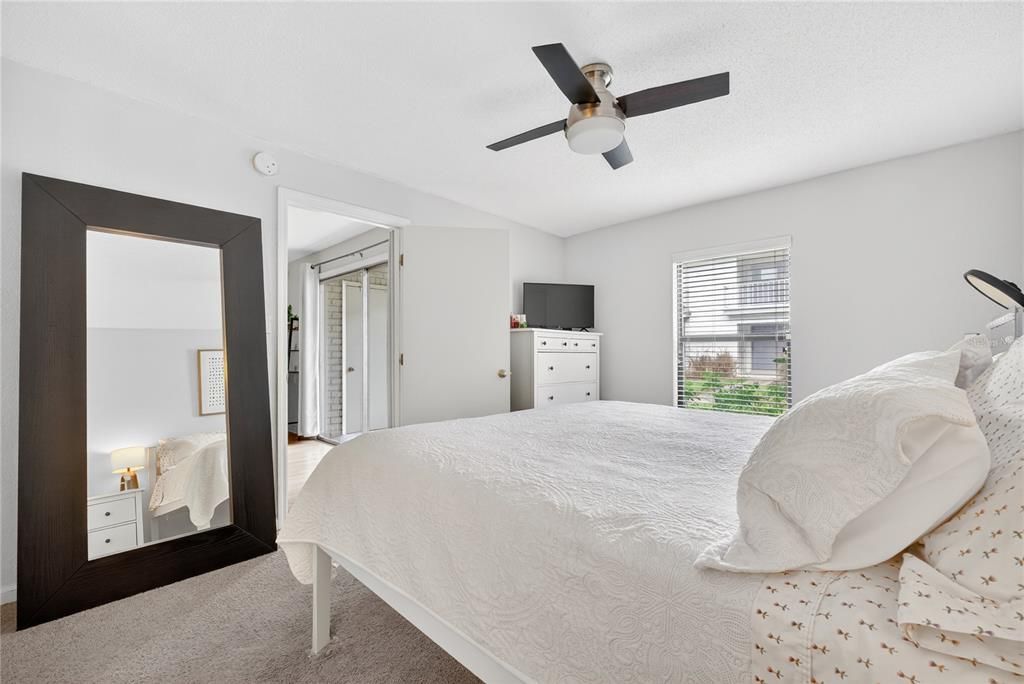 For Sale: $289,999 (2 beds, 2 baths, 890 Square Feet)