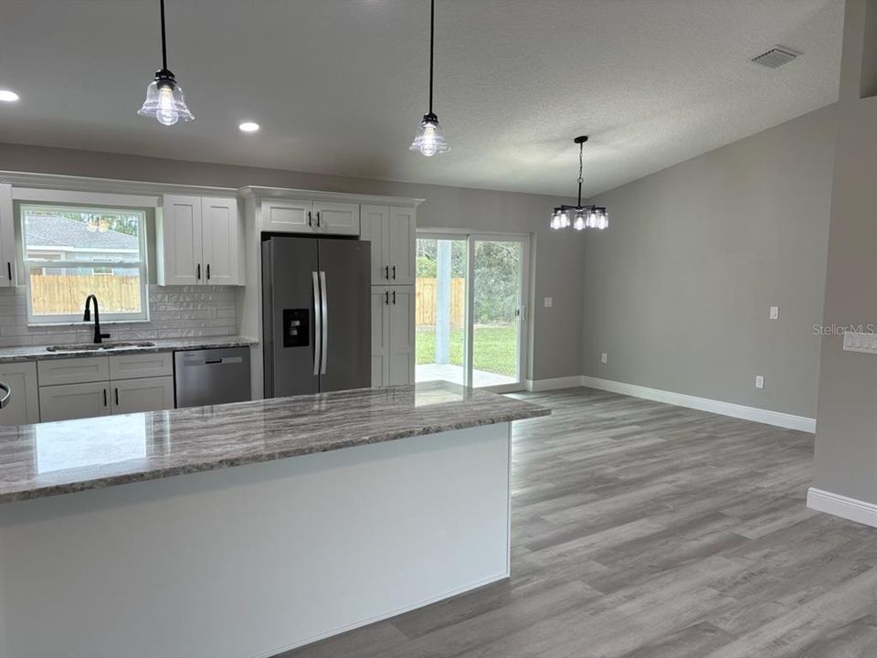 合同活跃: $257,500 (3 贝兹, 2 浴室, 1530 平方英尺)