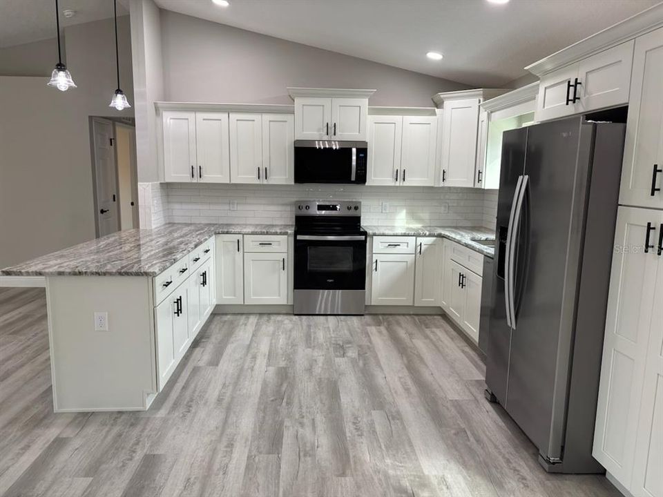 合同活跃: $257,500 (3 贝兹, 2 浴室, 1530 平方英尺)