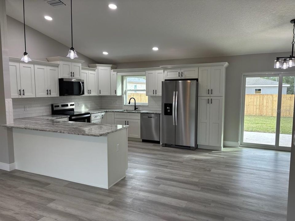 合同活跃: $257,500 (3 贝兹, 2 浴室, 1530 平方英尺)