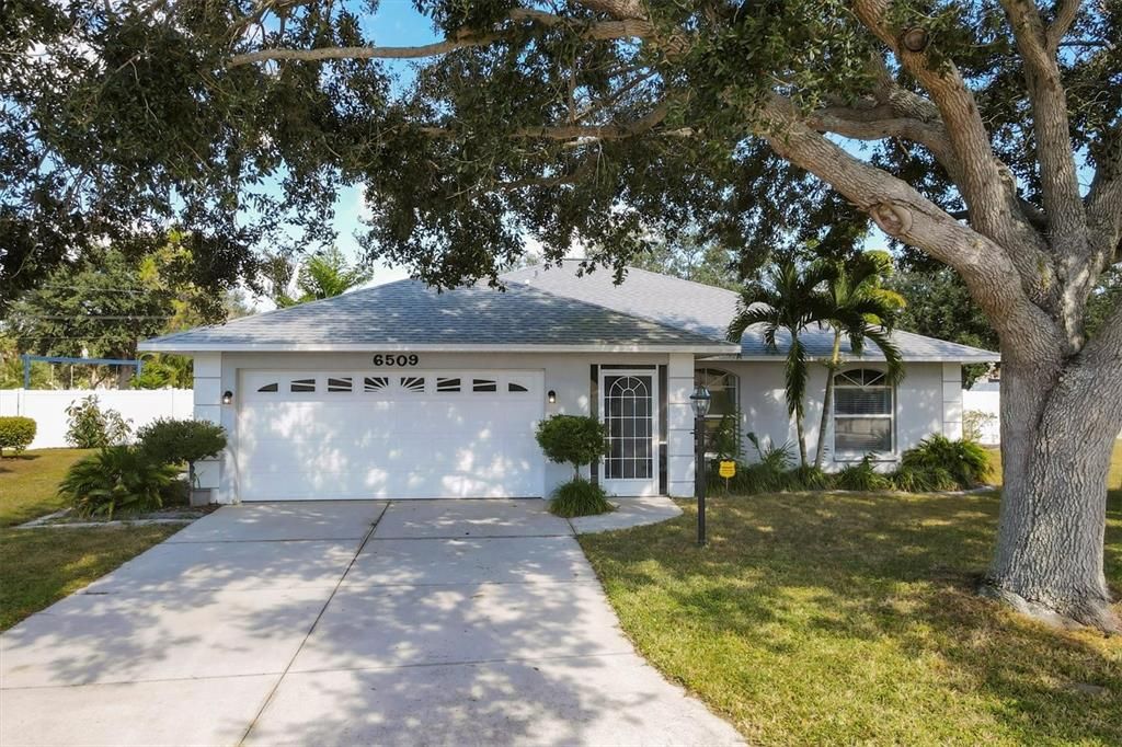 Active With Contract: $389,000 (3 beds, 2 baths, 1572 Square Feet)