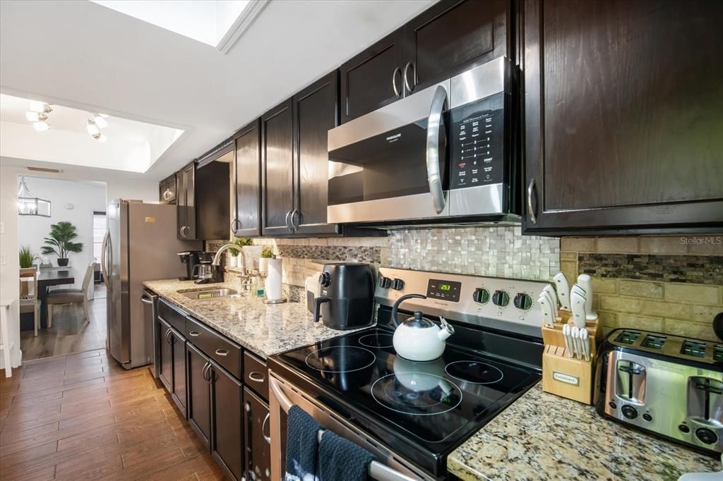 待售: $725,000 (5 贝兹, 4 浴室, 2297 平方英尺)