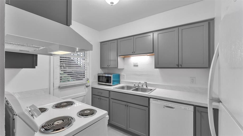 Active With Contract: $134,900 (1 beds, 1 baths, 669 Square Feet)