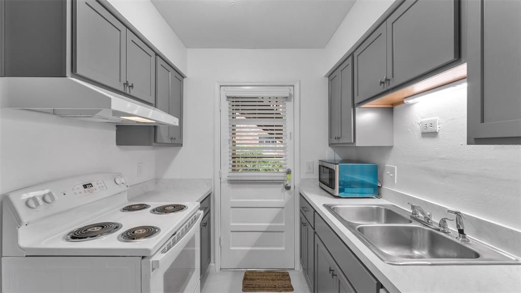 Active With Contract: $134,900 (1 beds, 1 baths, 669 Square Feet)